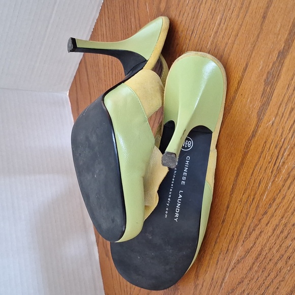 Chinese Laundry Stylish Green Slingback Heels with Floral Accent - Picture 10 of 12